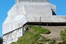 Na spomenike stavljaju i klupe
