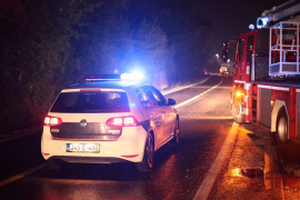 Auto udario u kuću, poginula djevojka