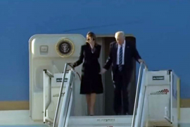 Melanija ponovo 'odbila' Trampovu ruku