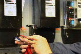Električari napadnuti kada su došli da isključe struju