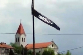Ispred katoličke crkve u Tuzli zastava kavkaskih kalifata