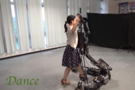 Robot koji vas uči da plešete