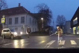 Vozač džipa stao da pomogne baki da pređe ulicu ali nije podigao ...