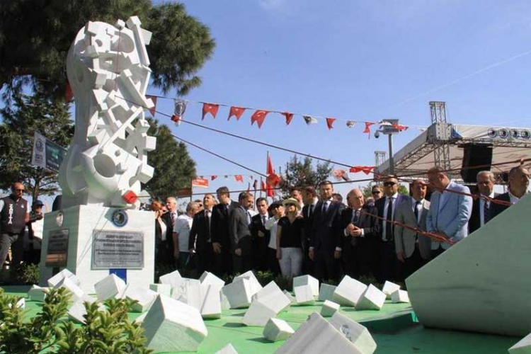U Istanbulu otkriven spomenik žrtvama zločina u Srebrenici
