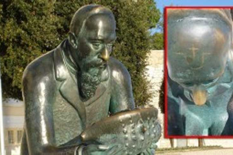 Ustaško slovo “U” na čelu skulpture u Zadru