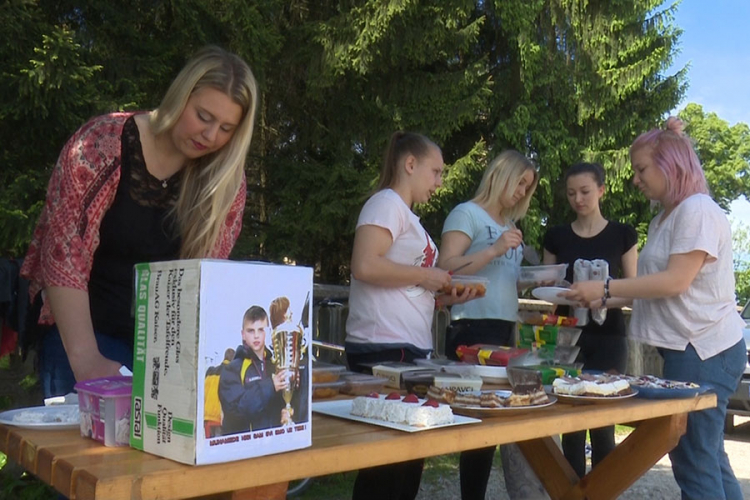Prodavali kolače za bolesnog druga