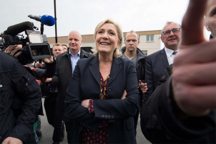 Demonstranti gađali jajima Marin Le Pen u Bretanji

