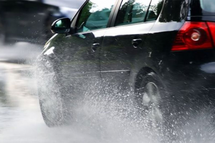 Mjestimično mokri kolovozi