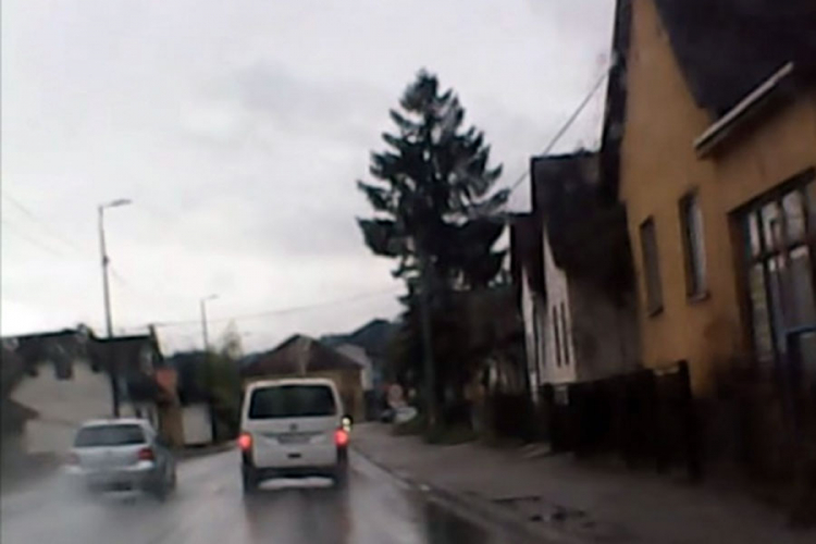 Vozilom autoškole preticao preko pune linije i jedva izbjegao sudar?