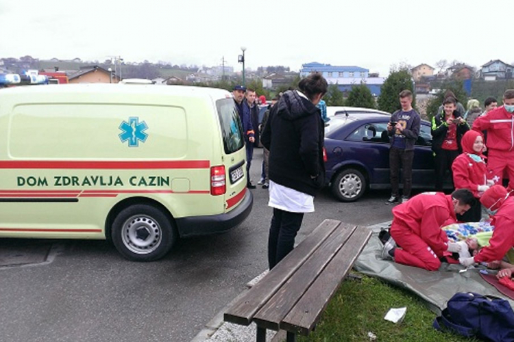 Nesreća u Cazinu: Sudarili se Golf i vozilo Hitne pomoći, pacijent preminuo