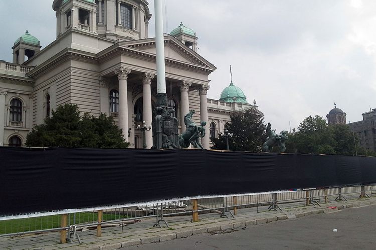 "Srpski zid plača" prekriven crnim platnom