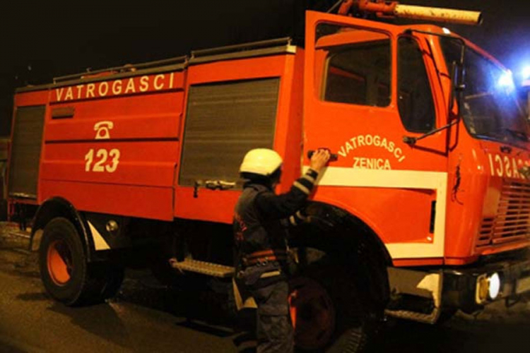 Vatrogasci spasili ženu i dvoje djece iz kuće u plamenu