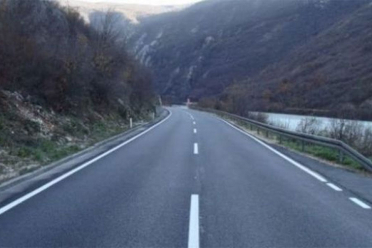 Vozači oprez: Kolovozi mokri i klizavi
