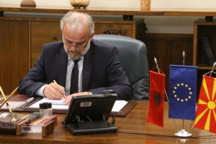 Džaferi zbog američkog ambasadora uklonio zastave Albanije iz svog kabineta