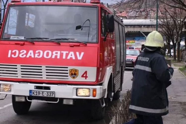 Gori krov kuće u Briješću