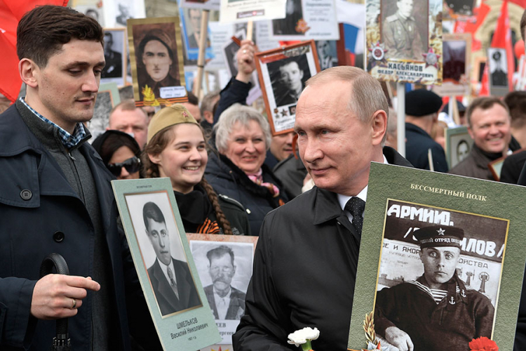 Putin s očevom slikom na čelu 'Besmrtnog puka'