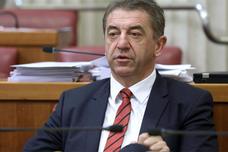 Procurila HDZ-ova depeša za stranački skup: Nosite kockaste kravate, razvijte zastave