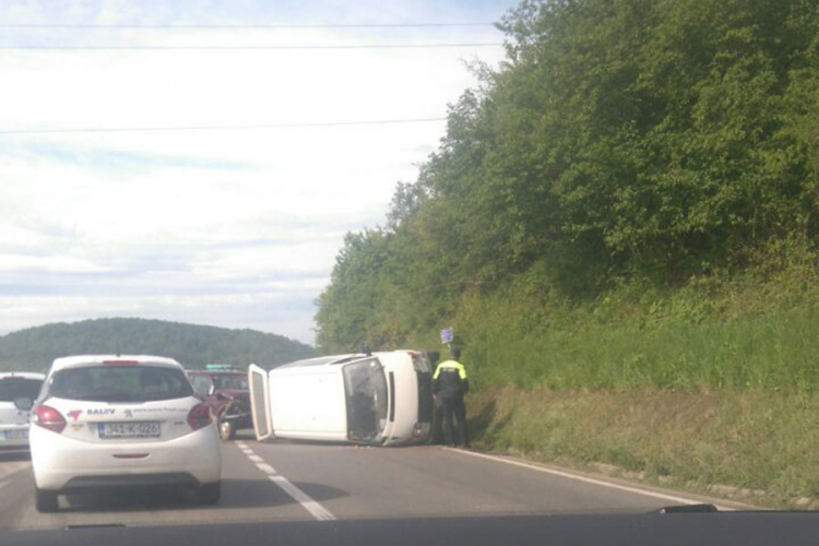 Sudar kombija i lade nive kod Prijedora, suvozač u bolnici