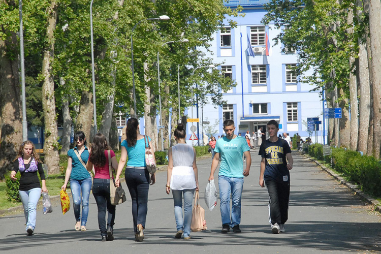 Male stipendije čekaju godinu i po dana