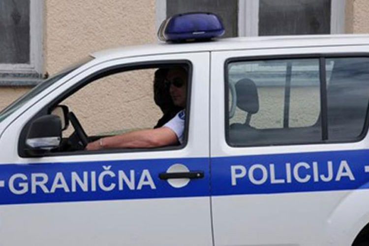 Pijani službenik Granične policije se autom zabio u restoran, pa pobjegao
