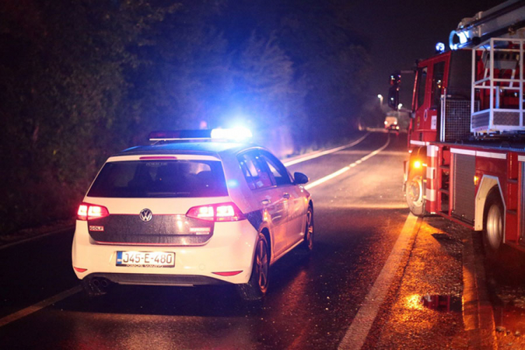 Auto udario u kuću, poginula djevojka