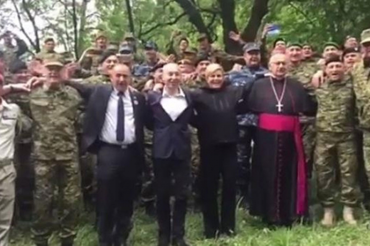 Kolinda u Francuskoj zapjevala Thompsonov hit