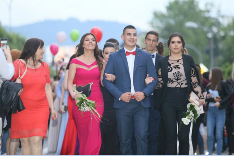 Tmurno nebo nije pokvarilo veselje maturantima Ugostiteljsko-trgovinsko-turističke škole
