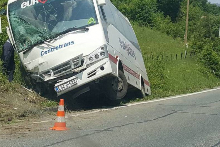 Putnici povrijeđeni u prevrtanju autobusa kod Bileće