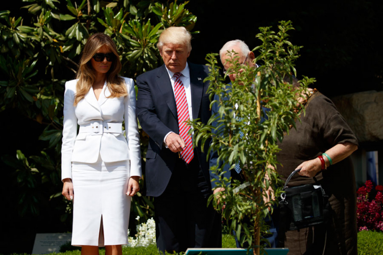Melanija odbila da pruži ruku Trampu