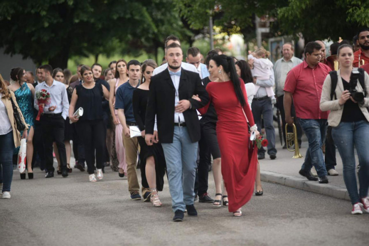 Oblaci nisu pokvarili raspoloženje maturantima Škole učenika u privredi