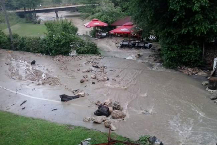Bujice u Šipovu, dijelovi objekata pod vodom, u Modriči se izlile rijeke