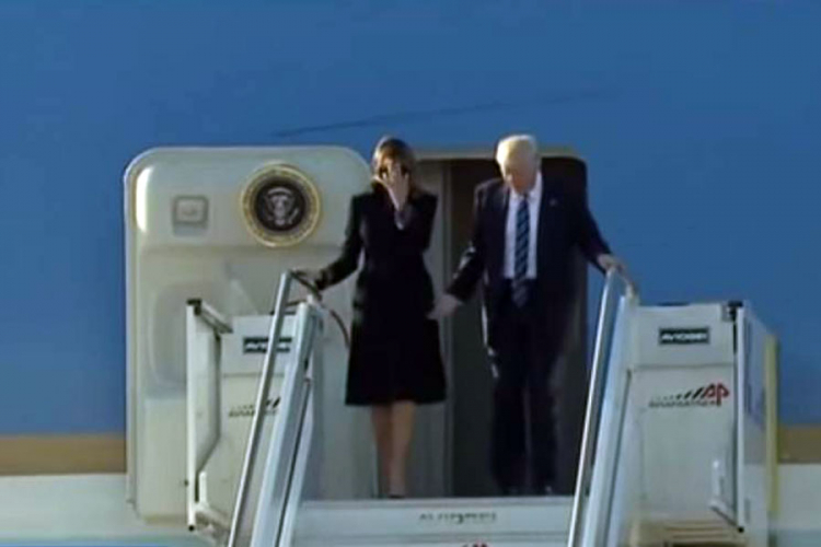 Melanija ponovo 'odbila' Trampovu ruku