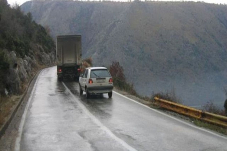 Vozači oprez: Smanjena vidljivost, klizavi kolovozi