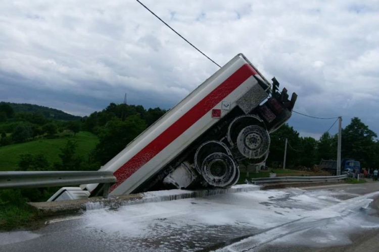 Cisterna s gorivom sletjela s puta, vozač ispao kroz šajbu