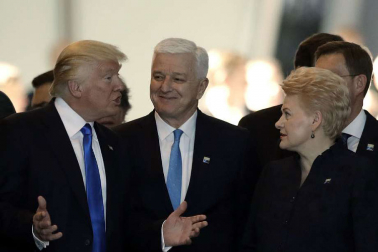 Tramp odgurnuo premijera Crne Gore da bi stao ispred njega