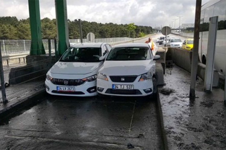Tvrdoglavi vozači se zaglavili na naplatnim kućicama