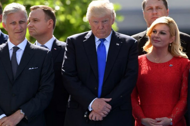 Kamere snimile Kolindu kako se uporno pokušava približiti Trampu

