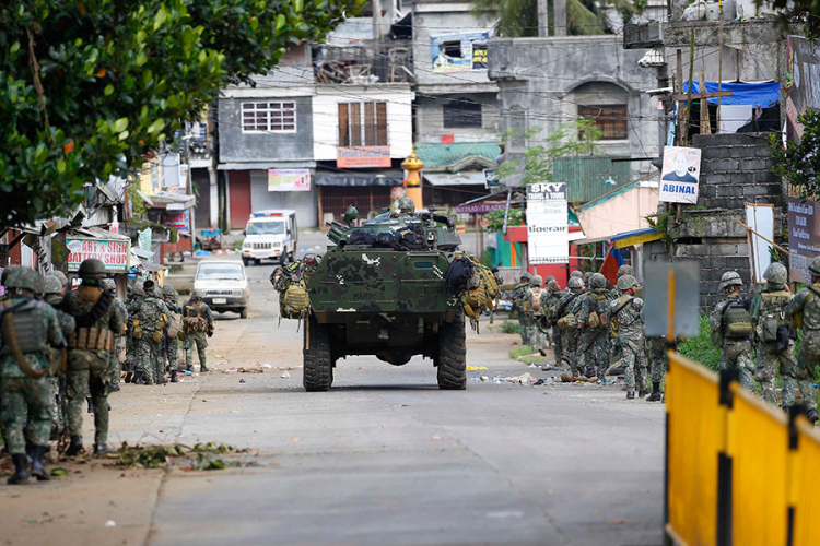 Ratno stanje na Filipinima, civili u borbi, tijela na ulicama