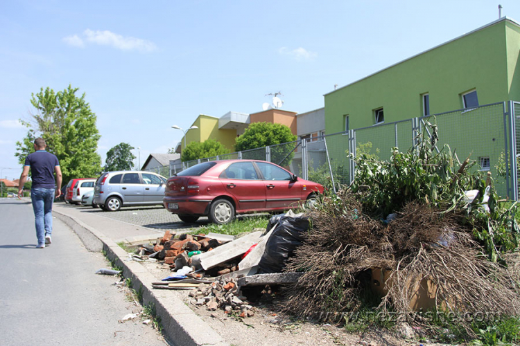 Divlja deponija kod vrtića