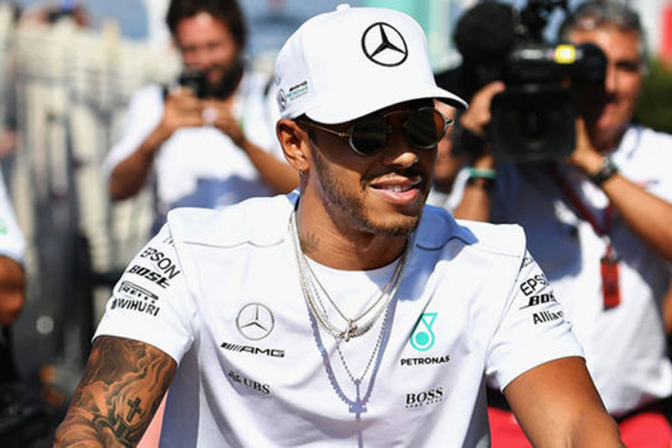 Hamilton: Ferari favorizuje Fetela