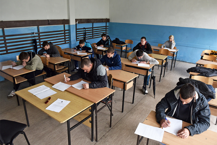 Srednjoškolci u RS najbolji iz informatike, a najlošiji iz srpskog jezika
