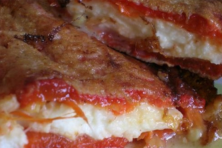 Pohovane crvene paprike sa feta sirom