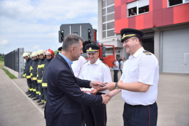 Radojičić vatrogascima uručio ključeve vozila vrijednog više od ...