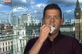 Profesor na televiziji uživo pojeo svoju knjigu