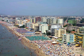 Turisti hrle u Albaniju
