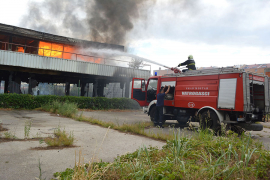 Požar u centru Mostara, izgorio objekt bivšeg salona namještaja