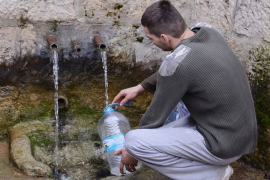Piju s izvora, a plaćaju vodu