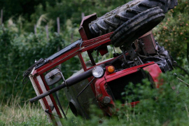 "Istjerao" traktor sa puta, teško povrijeđen poljoprivrednik