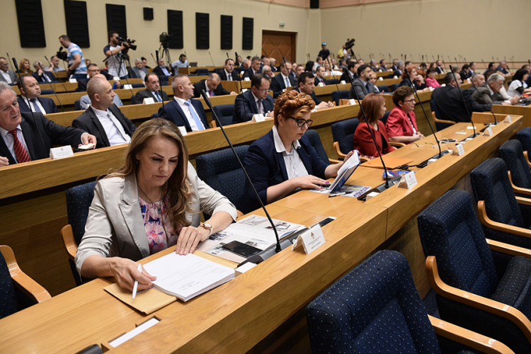 Većina brani Vladu, opozicija joj osporava legitimitet