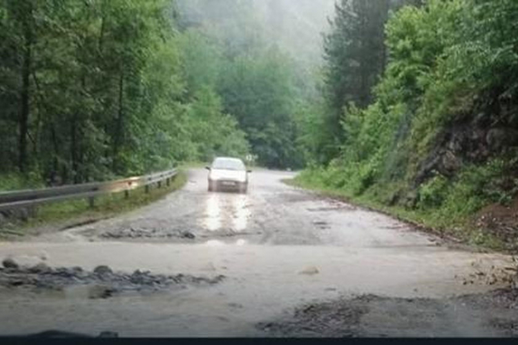 Jako nevrijeme pogodilo Tuzlu i Zavidoviće, odroni prijete vozačima